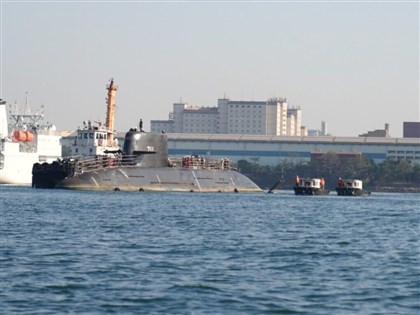 台船：海鯤艦完成泊港軸系校中作業 移船入塢測試