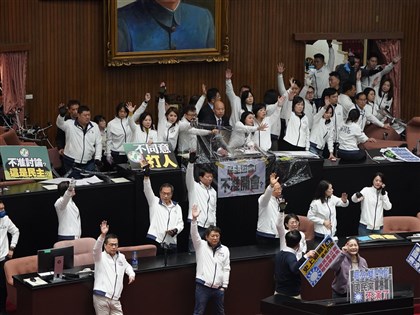 立法院議場主席台攻防戰 韓國瑜裁示舉手表決