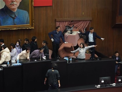 立法院議場內外對峙一整夜 綠委固守主席台、藍委多方試圖攻入