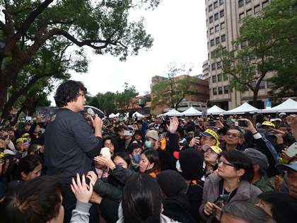 立法院外警民對峙群眾一度試圖衝入 綠委安撫化解