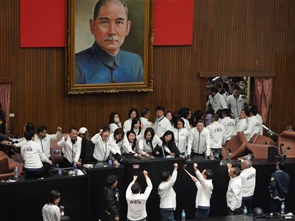 國民黨民眾黨拚財劃法闖關 聯手通過延長開會到今晚12時