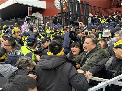 青鳥推倒圍欄欲衝入立法院 與警爆發衝突