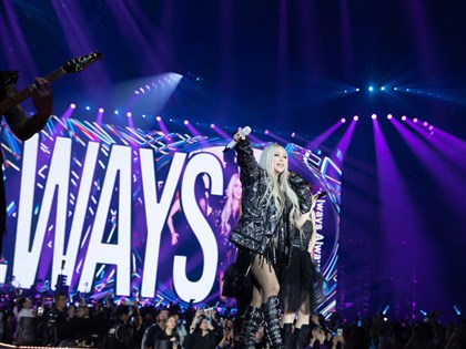 張惠妹大巨蛋唱「聽你聽我」獻恩師張雨生 忍不住哽咽落淚