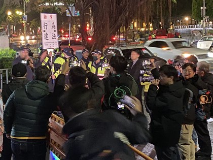 北院晚間開羈押庭 小草場外靜坐、黃國昌現身聽庭