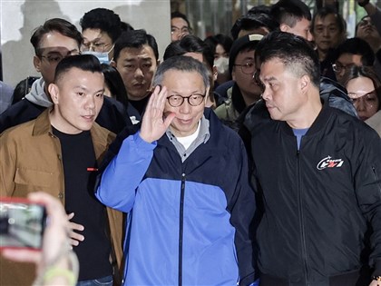 京華城案柯文哲交保 向支持者揮手致意