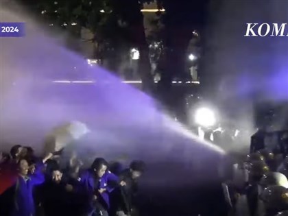 印尼大學生反對上調增值稅 雅加達示威遭水炮車驅離[影]