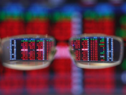 台股封關 今年累計漲5104點、成交值逼近百兆均創紀錄