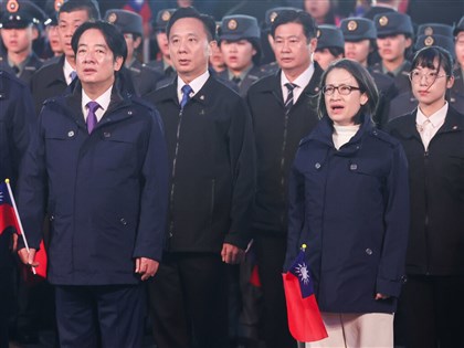 元旦升旗傳遞MIT精神 賴總統與民眾齊唱國歌迎新年