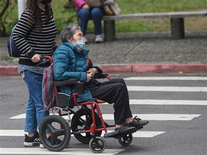 逾80歲聘外籍看護免巴氏量表  洪申翰邱泰源擔憂