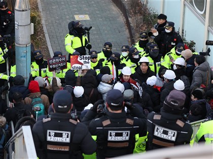 韓國當局出發執行尹錫悅逮捕令 抗議者矢言阻撓
