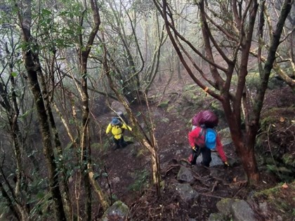 女山友高山症遭獨留南一段2天 黑鷹吊掛救援下山