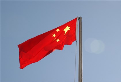 新北某高中學生舉五星旗喊回歸祖國 教育局：嬉鬧影片