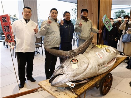 豐洲市場新年首拍 4142萬黑鮪魚創統計史次高價