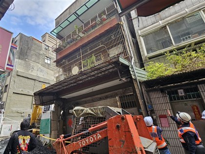 三重建案開挖地基釀鄰宅傾斜 市府急灌漿穩定