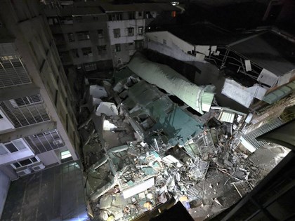 三重建案損鄰案一棟鄰屋倒塌 另一傾斜屋將連夜拆除