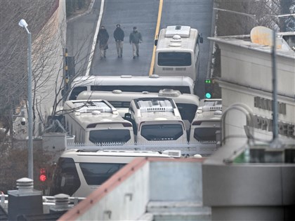 韓檢調聲請延長尹錫悅逮捕令 官邸設屏障出動巴士、鐵絲網