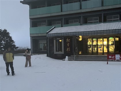 合歡山降雪創入冬最多 追雪族頂低溫排隊衝上山