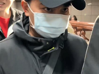 歌手邱軍涉撞死運將肇逃  赴地檢署應訊不發一語