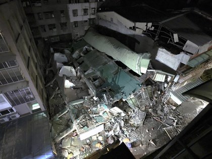 早安世界》三重建案開挖地基損鄰宅 1屋倒塌、另1屋連夜拆除