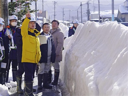 日本青森大雪釀死傷 樹倒損弘前城古蹟外壁