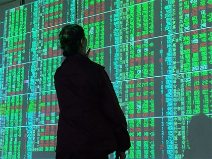 年前陷入觀望 台股早盤下跌逾百點回測半年線