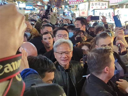 黃仁勳逛台中逢甲夜市 人潮擠爆僅半小時即提前離開