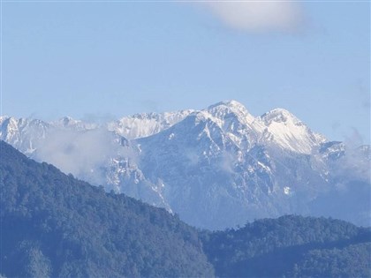 雪霸聖稜線白頭 冷氣團接連影響高山積雪逾15公分