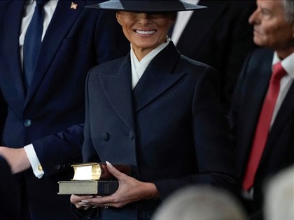 川普就職第一夫人梅蘭妮亞帽子遮臉 軍裝風格帥氣簡潔