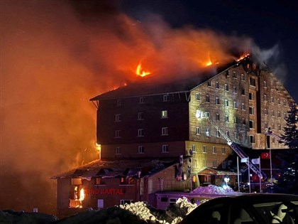 土耳其滑雪度假飯店大火增至66死51傷 房客被迫跳窗逃生