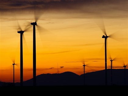 川普宣布暫停新離岸風電租賃 稱風機醜又貴