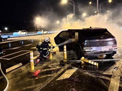 國道1號楊梅休息站電動車超載自撞起火 已4死4傷