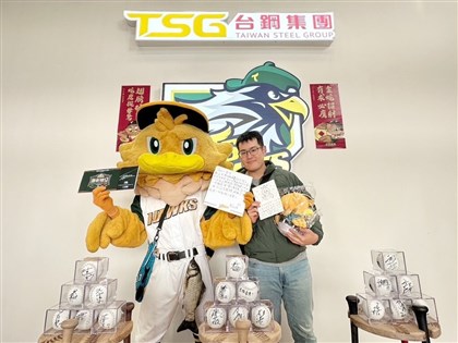 球迷珍藏簽名球被大火燒光 台鋼雄鷹補送還加碼贈交流賽門票