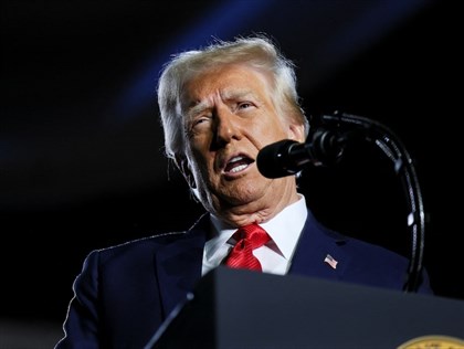 川普談晶片再次點名台灣 稱將對半導體徵關稅盼產業回到美國