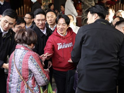 賴總統穿Taiwan帽T參拜 籲團結克服挑戰台灣持續進步