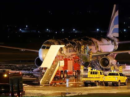 釜山航空機尾失火7傷 傳機內置物櫃行動電源釀禍