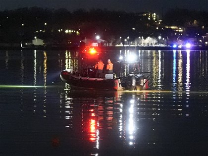 美航客機撞黑鷹直升機墜河警方打撈多具遺體 目擊者稱空中火花四濺