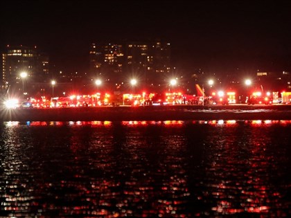 美航客機撞軍用直升機墜河 雷根機場暫停起降、華府警消救援[影]