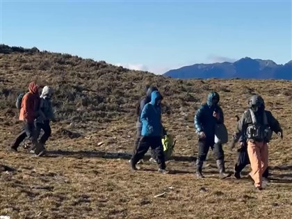 沒帶雪地裝備攀登南三段 7山友全由直升機載下山