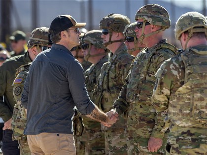 川普嚴格取締移民 國防部長親訪美墨邊境