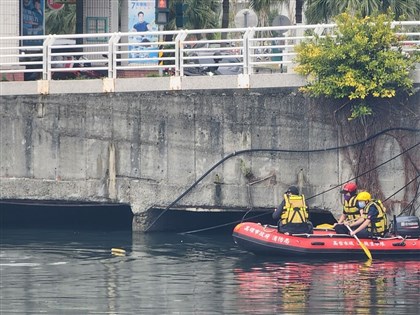 涉連續殺人棄屍高雄前鎮運河 張嫌拒供述案情 警打撈遺骸補強證據