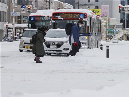 最強寒流襲日本 大雪釀1死26傷、金閣寺現雪化妝