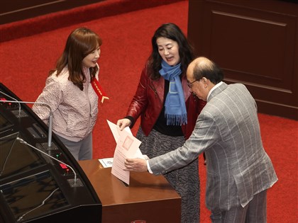 選罷法覆議案表決 立委開始投票