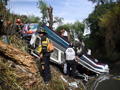 瓜地馬拉巴士墜谷釀54死 賴總統表達最深切哀悼