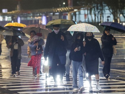 鋒面及南方雲系影響 全台變天入夜雨勢更明顯