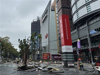 台中新光三越氣爆波及1樓廣場 男子急載澳門2歲童就醫成無名英雄