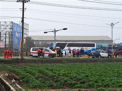 嘉義進香團2遊覽車追撞小客車 24人受傷送醫