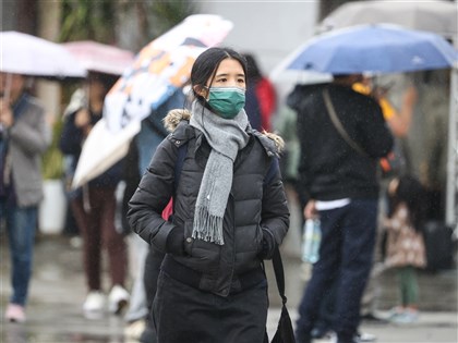 冷氣團影響早晚偏冷 迎風面雨增、局部雨勢大