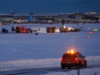 達美航空班機降落多倫多失事 機腹朝天翻覆18傷