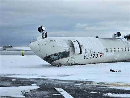 達美航空班機多倫多翻覆 每人補償99萬以表誠意