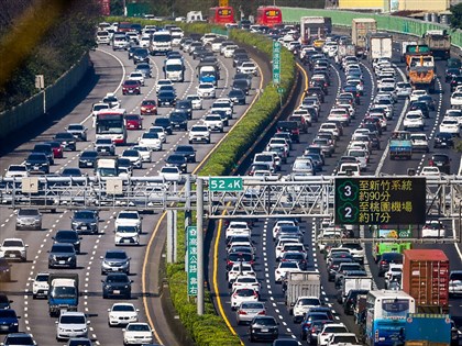 228連假首日國道路況 部分路段湧車潮時速不到40公里